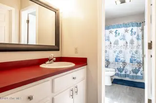122 Purdie Drive, Emerald Isle, NC 28594 — 3-bedroom home in Oakland Hills, Emerald Isle, NC, photo 10 of 22: Ocean Moon Cottage 019 king bath