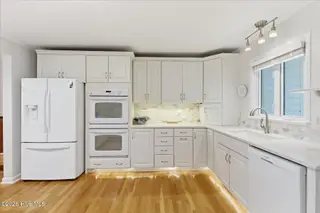 305 River Drive, Southport, NC 28461 – photo 17: 23-Kitchen