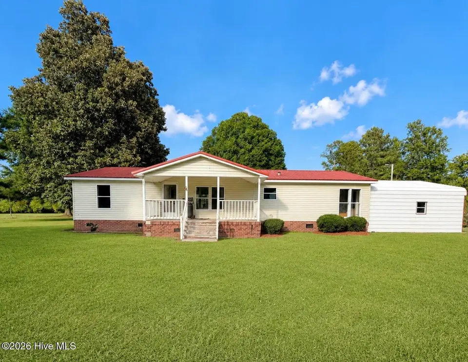 572 Ben Jones Road, Lake Waccamaw, NC 28450 – photo 1 of 18: Front
