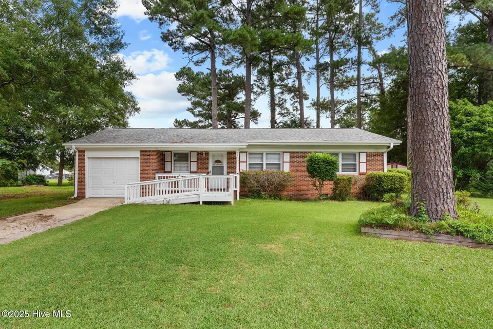 1 Lee Court, Jacksonville, NC 28546 — 3-bedroom home in Windsor Manor, Jacksonville, NC, photo 1 of 26: Front Exterior