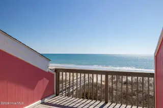 1509 Ocean Drive West, Emerald Isle, NC 28594 — 4-bedroom townhome in Emerald Isle By The Sea, Emerald Isle, NC, photo 11 of 26: 2 Seas the Day West 030 2nd level king b
