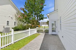 115 Palmetto Place Circle, Beaufort, NC 28516 – photo 7: 39-web-or-mls-590A0843-edit