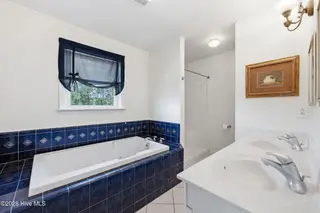 913 Hearthside Court, New Bern, NC 28560 – photo 22: Master Bathroom
