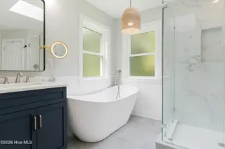 415 Hillcrest Drive, Morehead City, NC 28557 – photo 18: Primary ensuite