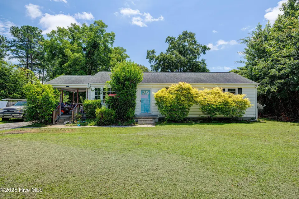 602 Seminole Trail, Jacksonville, NC 28540 – photo 1 of 26: Front of House