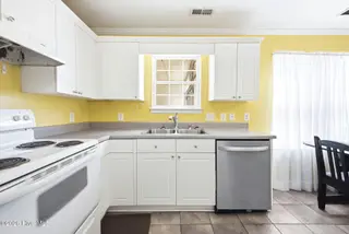 141 Crystal Road, Southport, NC 28461 — 3-bedroom home, Southport, NC, photo 15 of 40: 141 Crystal Rd kit