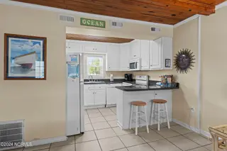 103 24th Street, Emerald Isle, NC 28594 — 4-bedroom townhome in Emerald Isle By The Sea, Emerald Isle, NC, photo 20 of 51: Kitchen