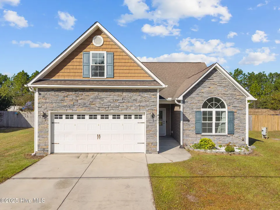 257 E Ivybridge Drive, Hubert, NC 28539 – photo 1 of 43: 1-web-or-mls-257 E Ivybridge Dr. 73