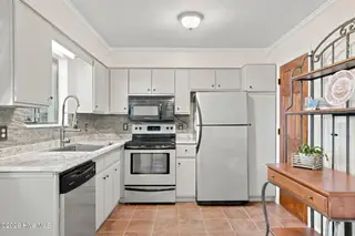 113 Bonner Avenue 105, Morehead City, NC 28557 – photo 4: 15-web-or-mls-chadwick-visuals-113-bonne