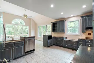 86 Plantation Passage Drive SE, Bolivia, NC 28422 — 4-bedroom home in Winding River Plantation, Bolivia, NC, photo 11 of 77: Kitchen