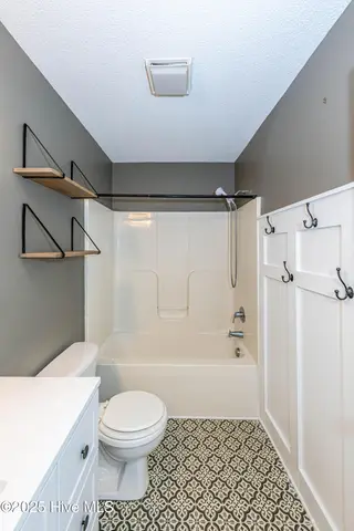 131 Cox Avenue, Jacksonville, NC 28540 — 3-bedroom home in Sabiston Height, Jacksonville, NC, photo 21 of 37: Hall bathroom
