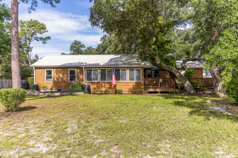 105 NW 7th St, Oak Island