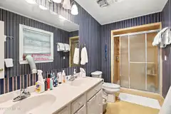 2209 Waverly Drive, Wilmington, NC 28403 — 4-bedroom home in Glen Meade, Wilmington, NC, photo 20 of 55: main bathroom