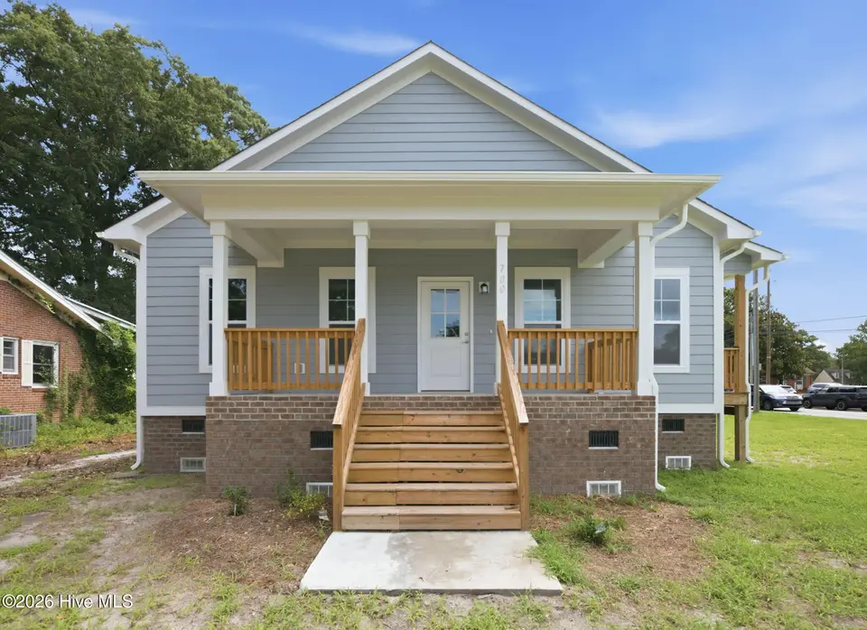 700 N Grace Avenue, New Bern, NC 28562 – photo 1 of 41: 1-web-or-mls-DSC_0377 - edited