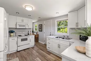 13271 Us Highway 17, Hampstead, NC 28443 — 3-bedroom home, Hampstead, NC, photo 6 of 15: Staged Kitchen