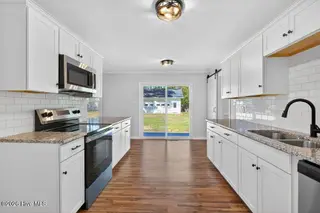 3504 Taylor Street, New Bern, NC 28560 — 4-bedroom home in Pinecrest, New Bern, NC, photo 7 of 28: Updated Kitchen