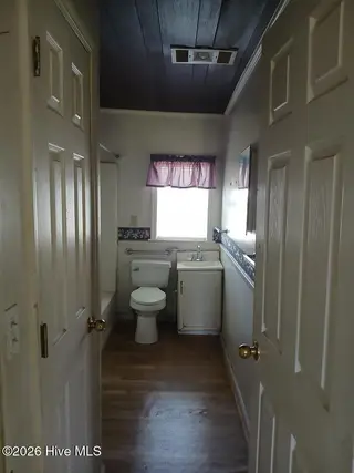 409 Plum Street, New Bern, NC 28560 – photo 12: bathroom donnies