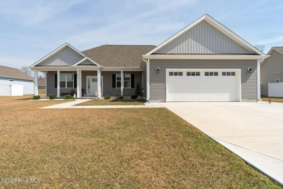 610 Bright Harvest Drive, Maysville, NC 28555 – photo 1 of 33: Front of 610 Bright Harvest