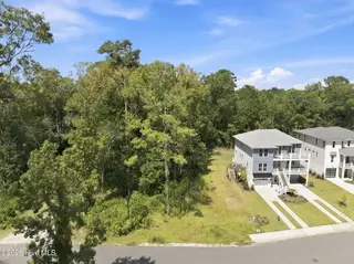 625 Vale Drive, Wilmington, NC 28411 – photo 11: 7-web-or-mls-DJI_20260909115701_0579_D