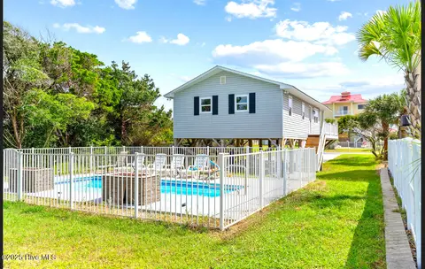 220 W Dolphin Dr, Oak Island