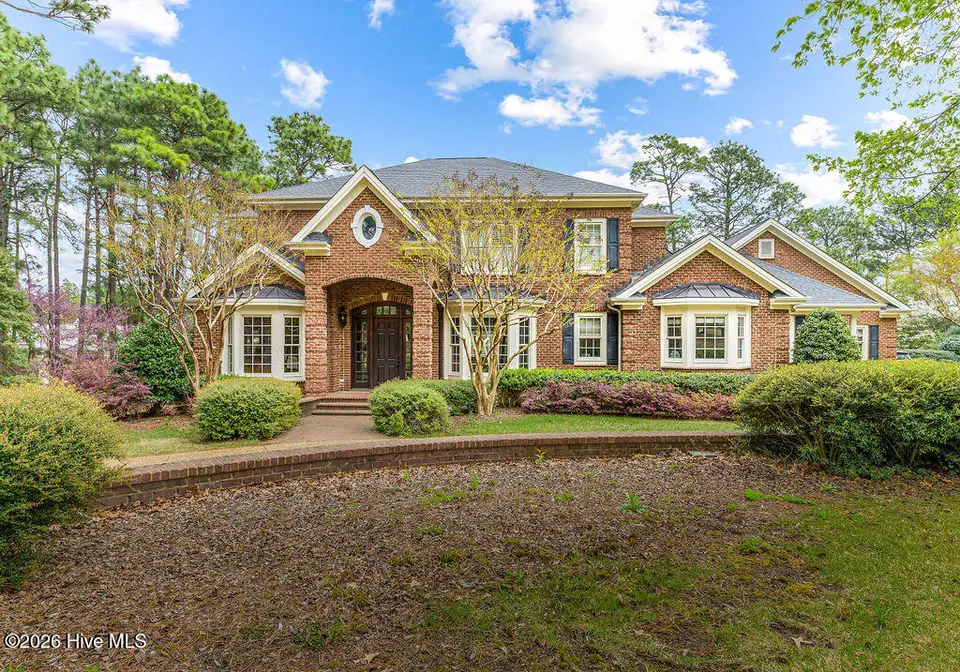 525 Lake Dornoch Drive, Pinehurst, NC 28374 – photo 1 of 12: 260330-525LakeDornochDr-2815