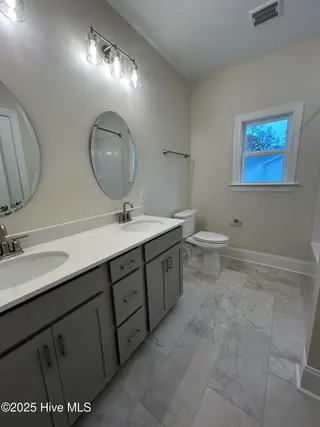 2410 Starling Lane, New Bern, NC 28562 – photo 11: Guest Bath Pic 2