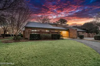 1751 Signature Place, Wilmington, NC 28405 — 3-bedroom condo in Landfall, Wilmington, NC, photo 12 of 53: 012_004_img_6582-hdr_copy_726_957
