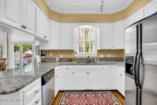 2313 New Orleans Place, Wilmington, NC 28403 — 4-bedroom home in Bradley Creek East, Wilmington, NC, photo 9 of 43: Kitchen