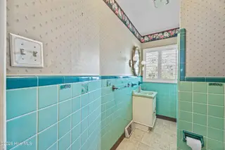 301 Dewitt Street, Jacksonville, NC 28540 — 5-bedroom home in Oak Grove, Jacksonville, NC, photo 10 of 35: 14_bathroom