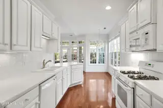1009 N Sanderling Drive, Leland, NC 28451 — 3-bedroom townhome in Waterford of the Carolinas, Leland, NC, photo 16 of 63: Kitchen