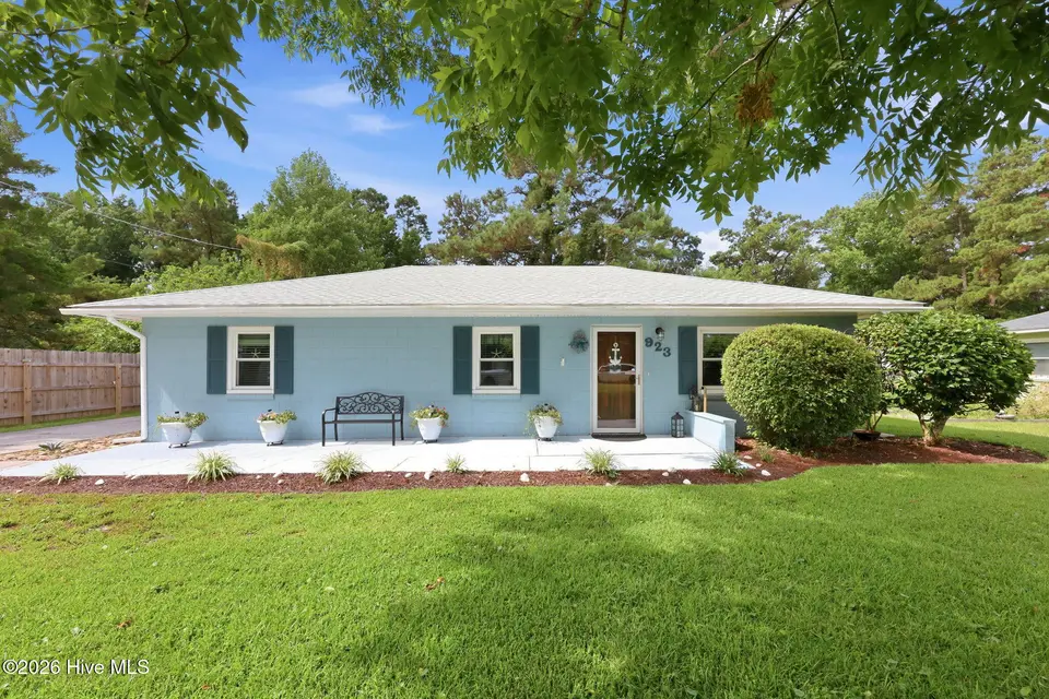 923 N Yaupon Terrace, Morehead City, NC 28557 – photo 1 of 31: 1-web-or-mls-IMG_7511_edit