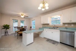 122 Laura Drive, New Bern, NC 28562 – photo 3: 122 Laura Drive, New Bern, NC