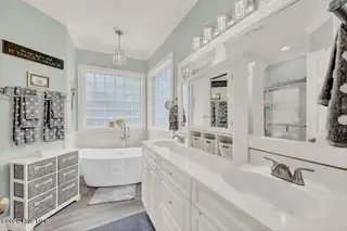 5033 Whitner Drive, Wilmington, NC 28409 — 4-bedroom home in Holly Glen Estates, Wilmington, NC, photo 20 of 31: Primary Bathroom