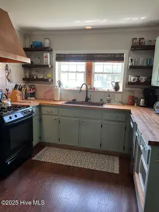 418 Fayetteville Avenue, Carolina Beach, NC 28428 – photo 4: Kitchen