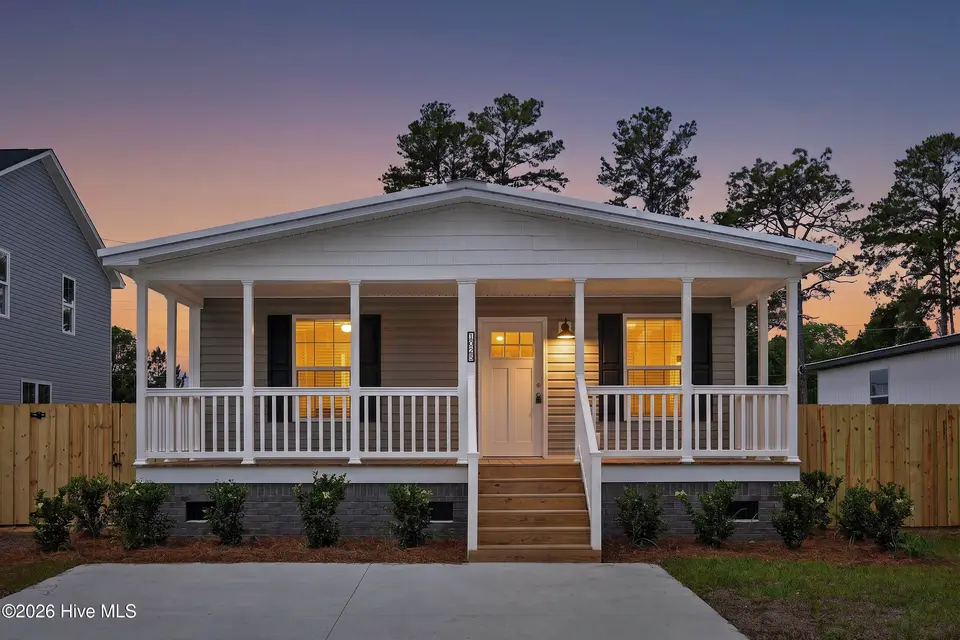 1025 Pine Ridge Court, Castle Hayne, NC 28429 – photo 1 of 28: 1025PineRidgeCourt-2_Dusk