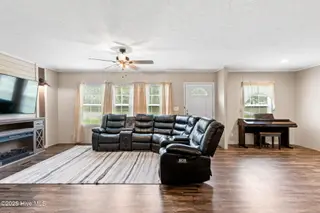 546 Pond Road, Rocky Point, NC 28457 – photo 13: Living room