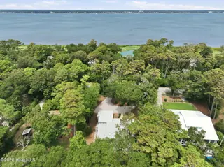 131 Oakleaf Drive, Pine Knoll Shores, NC 28512 – photo 4: Soundside