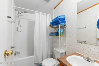 7203 Banner Street SW, Ocean Isle Beach, NC 28469 — 3-bedroom manufactured home in Seaside Heights, Ocean Isle Beach, NC, photo 18 of 38: Secondary Bath