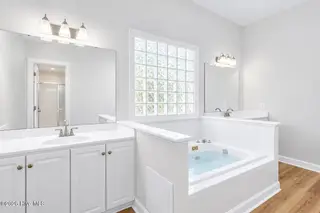 8510 Hammock Dunes Drive, Wilmington, NC 28411 – photo 13: AI master bath