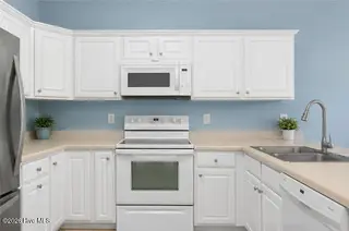 221 Palomino Lane, Swansboro, NC 28584 – photo 13: palomino_decluttered_kitchen_4
