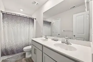 212 Gracie Farms Road, New Bern, NC 28560 — 4-bedroom home in Tyler, Home on the Lake, New Bern, NC, photo 19 of 32: Bathroom Upstairs