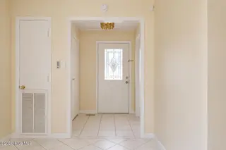 126 Dare Drive, New Bern, NC 28560 – photo 6: 126 Dare Dr -Foyer
