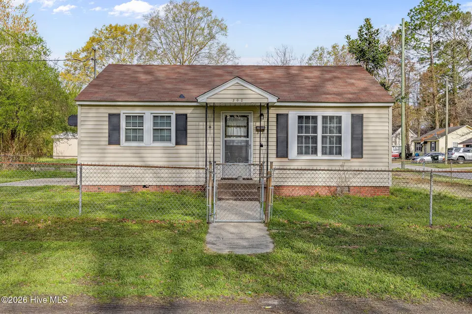 302 S Johnson Street, Mount Olive, NC 28365 – photo 1 of 13: 5T5A6578