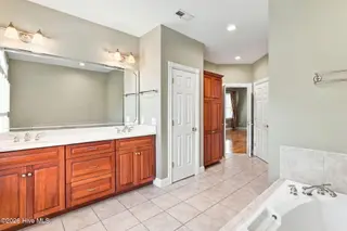 3623 Wingfoot Drive, Southport, NC 28461 — 3-bedroom home in St James, Southport, NC, photo 23 of 64: Primary double sinks