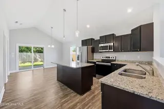 106 Heckathorne Drive, New Bern, NC 28560 — 3-bedroom home in West Crossroads, New Bern, NC, photo 5 of 33: Kitchen