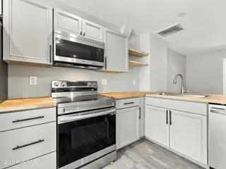 508 Redwood Place 2, Jacksonville, NC 28540 — 3-bedroom condo in Shamrock Village, Jacksonville, NC, photo 8 of 35: Kitchen Range