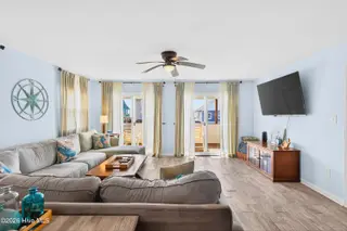 508 W Beach Drive, Oak Island, NC 28465 – photo 14: Great room