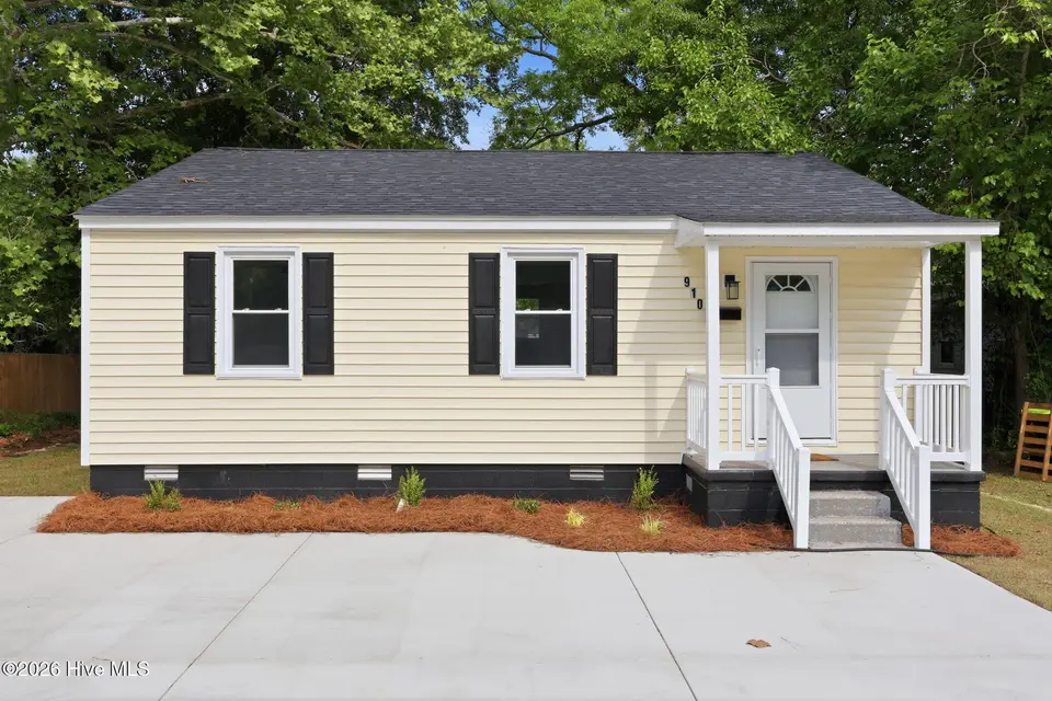 910 Simmons Street, New Bern, NC 28560 – photo 1 of 26: 1-web-or-mls-0C0A5144 - Copy