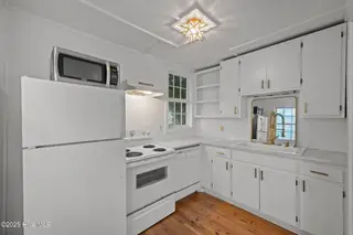 711 Queen Street, New Bern, NC 28560 – photo 7: Modern Gold Fixtures