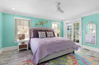 221 Sound Side Drive, Atlantic Beach, NC 28512 — 5-bedroom home in Bay Ridge, Atlantic Beach, NC, photo 24 of 60: Third floor primary suite